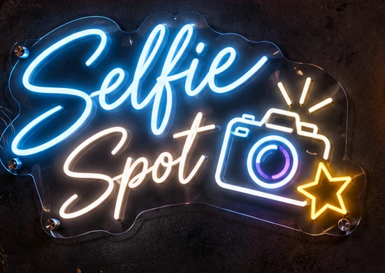 Conceito de letreiro neon artístico Selfie Spot