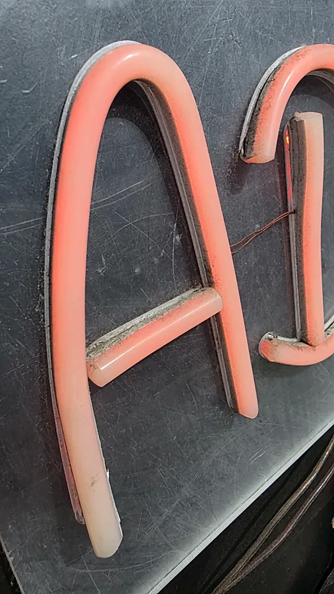 Detalhe real de Neon LED aplicado sobre acrílico transparente, usinado em CNC