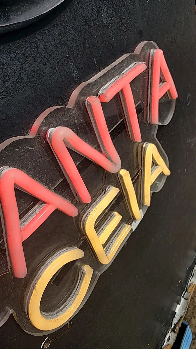 Fotografia real da montagem de Neon LED em acrílico pela SuperLED